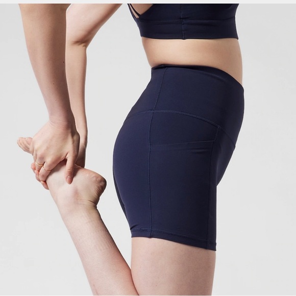 - NWT- athleta salutation stash pocket 5” short navy blue - Picture 3 of 6